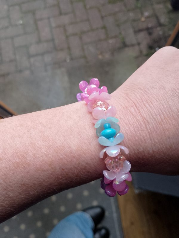 Beautiful flower pink tones elasticated bracelet - Image 3