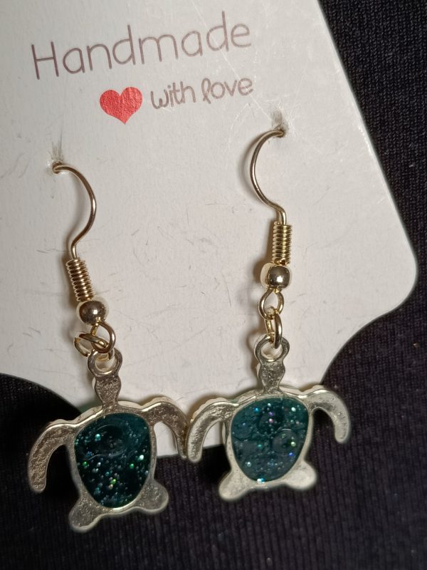 Small Silvertone resin turtle earrings for pierced ears - Image 4