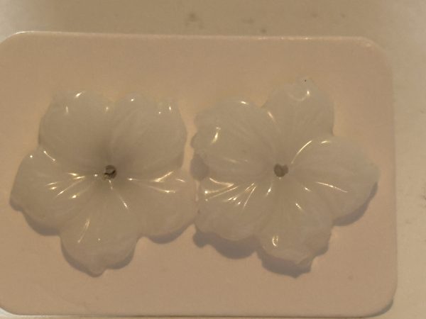 White Flower resin stud earrings - Image 4