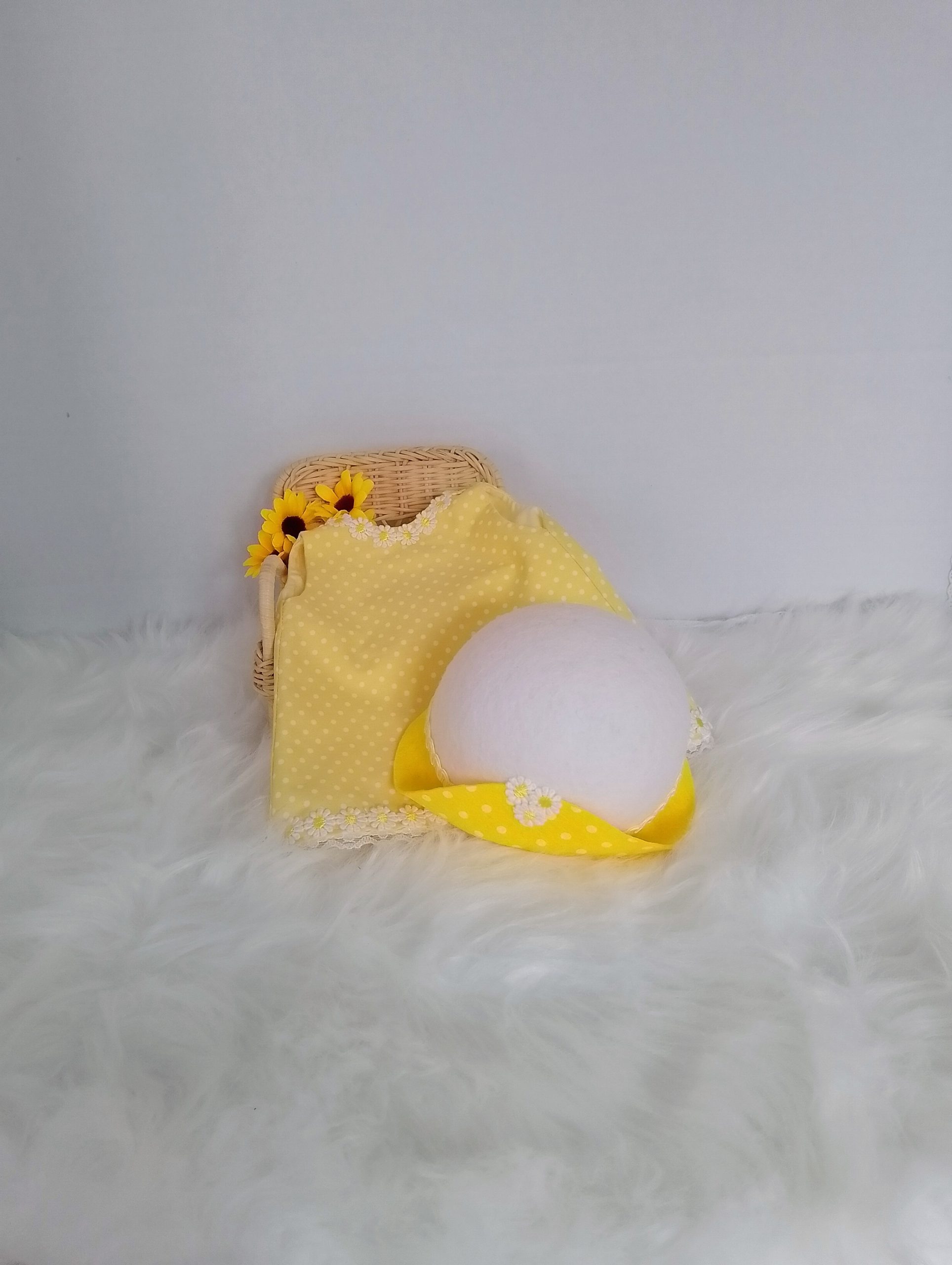 Custom-clothed teddy bear (original base : 'Bear and Me' by Charlie Bears) with unique, handcrafted summer dress and cloche hat by Enchanting World. - Image 6