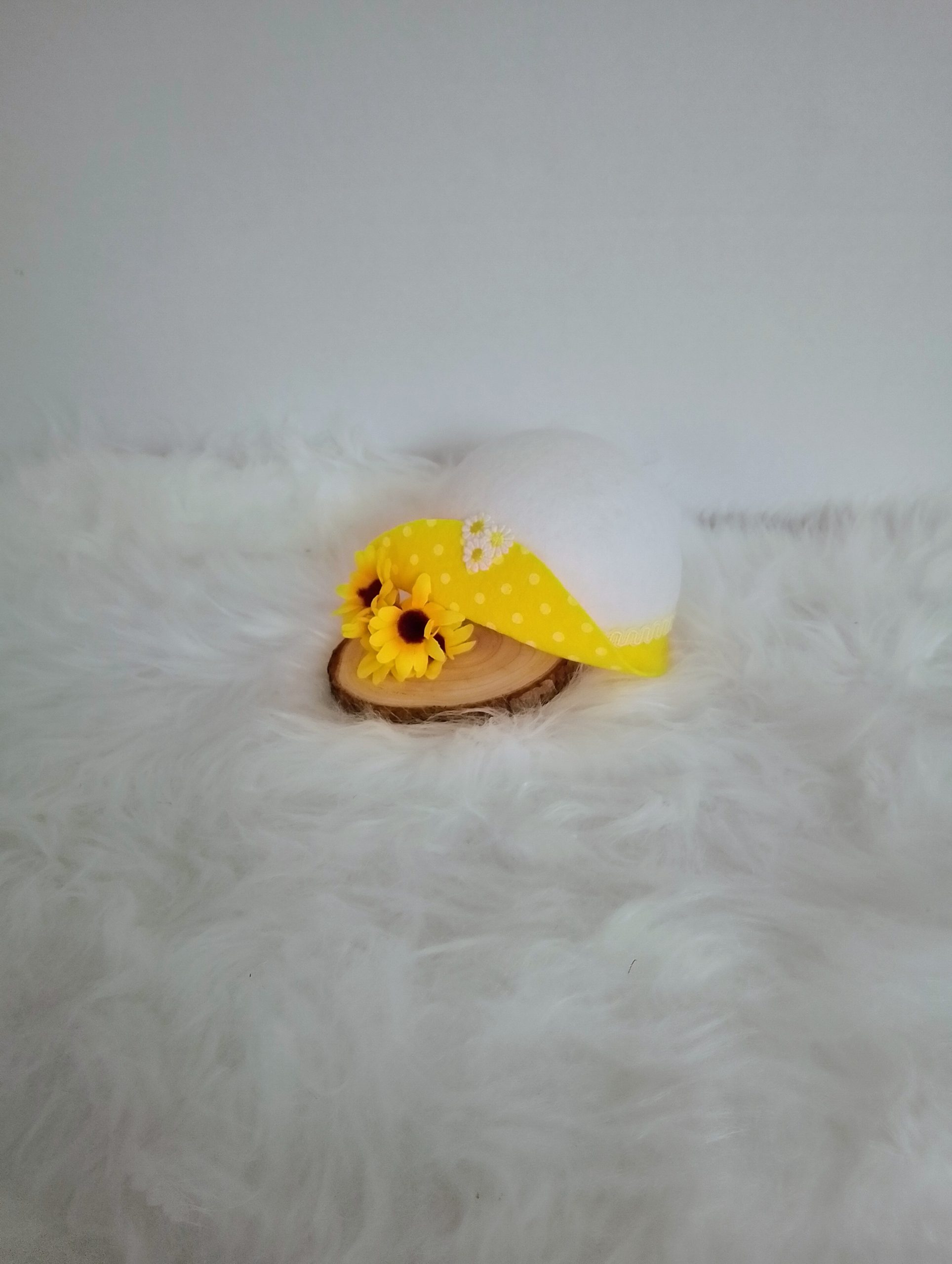 Custom-clothed teddy bear (original base : 'Bear and Me' by Charlie Bears) with unique, handcrafted summer dress and cloche hat by Enchanting World. - Image 5