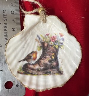 Unique, hand decorated real scallop shell
