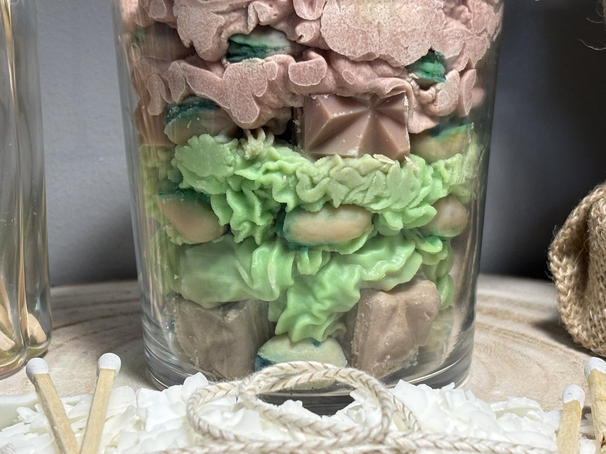 🍫🥜 Dubai Chocolate Pistachio Dessert Candle — Handmade Luxury Soy Wax - Image 4
