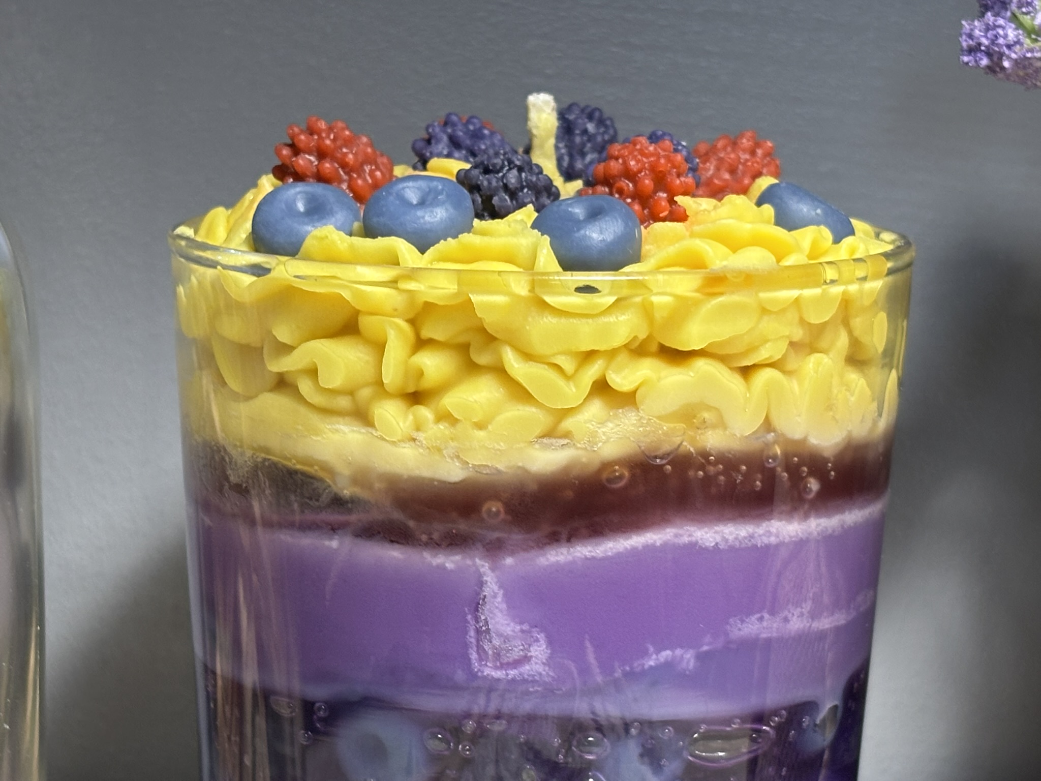 🫐 Heavenly Berries Cupcake – Blueberry & Raspberry Dessert Candle - Image 5