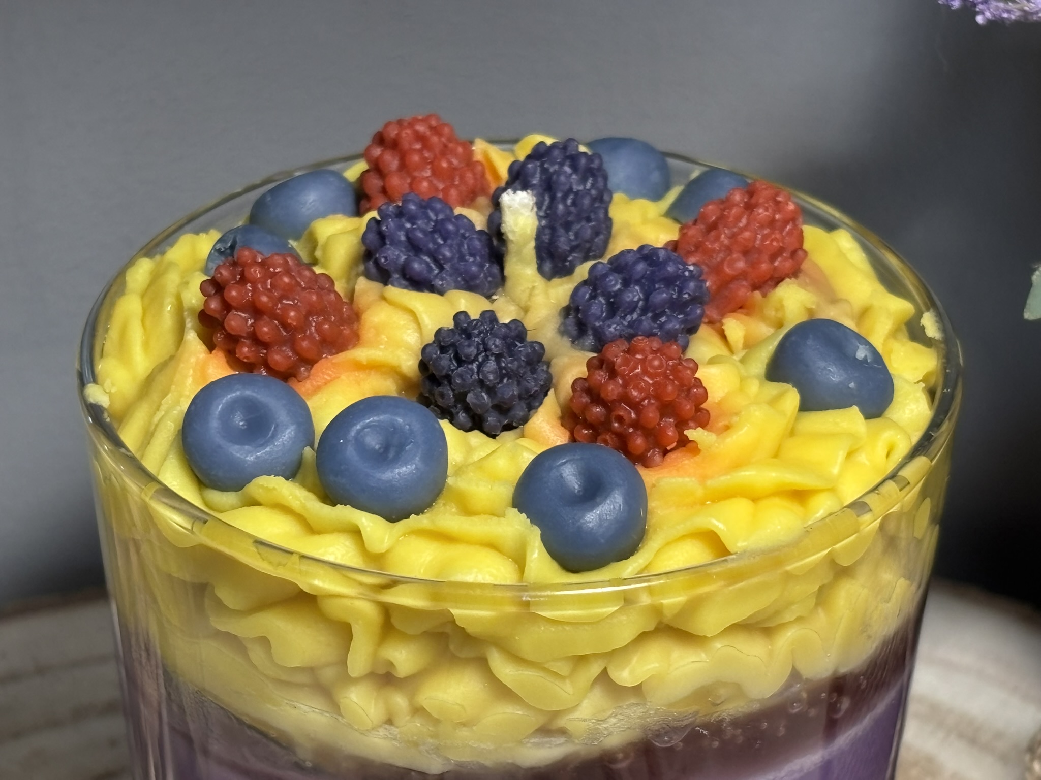 🫐 Heavenly Berries Cupcake – Blueberry & Raspberry Dessert Candle - Image 7
