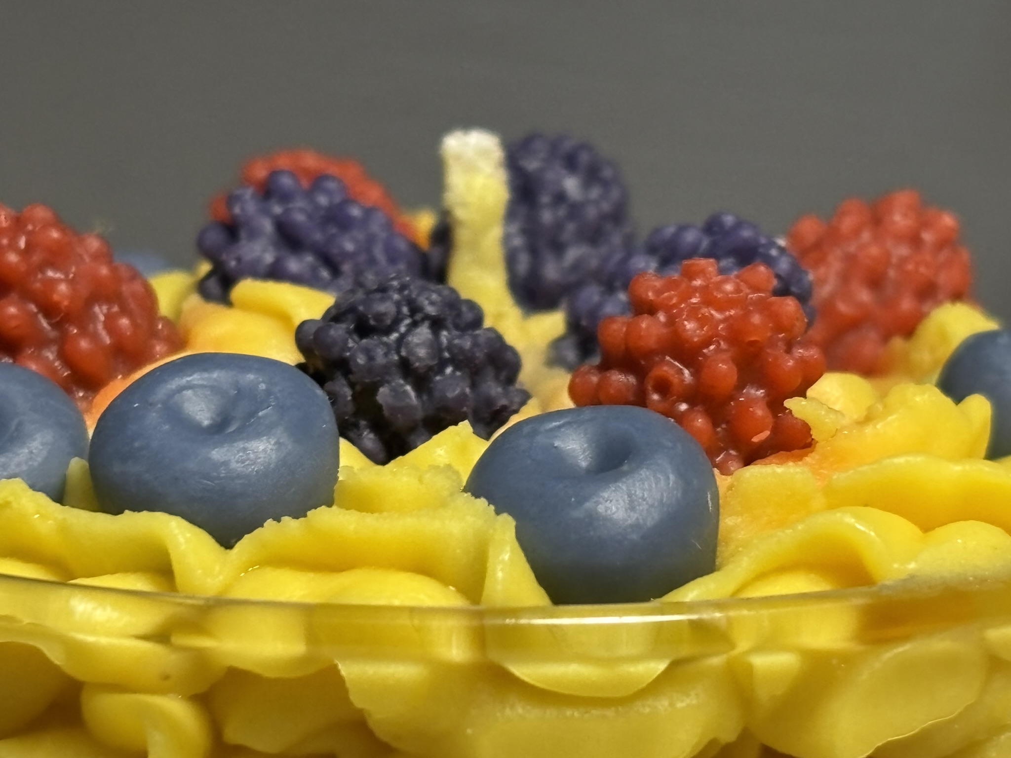 🫐 Heavenly Berries Cupcake – Blueberry & Raspberry Dessert Candle - Image 8