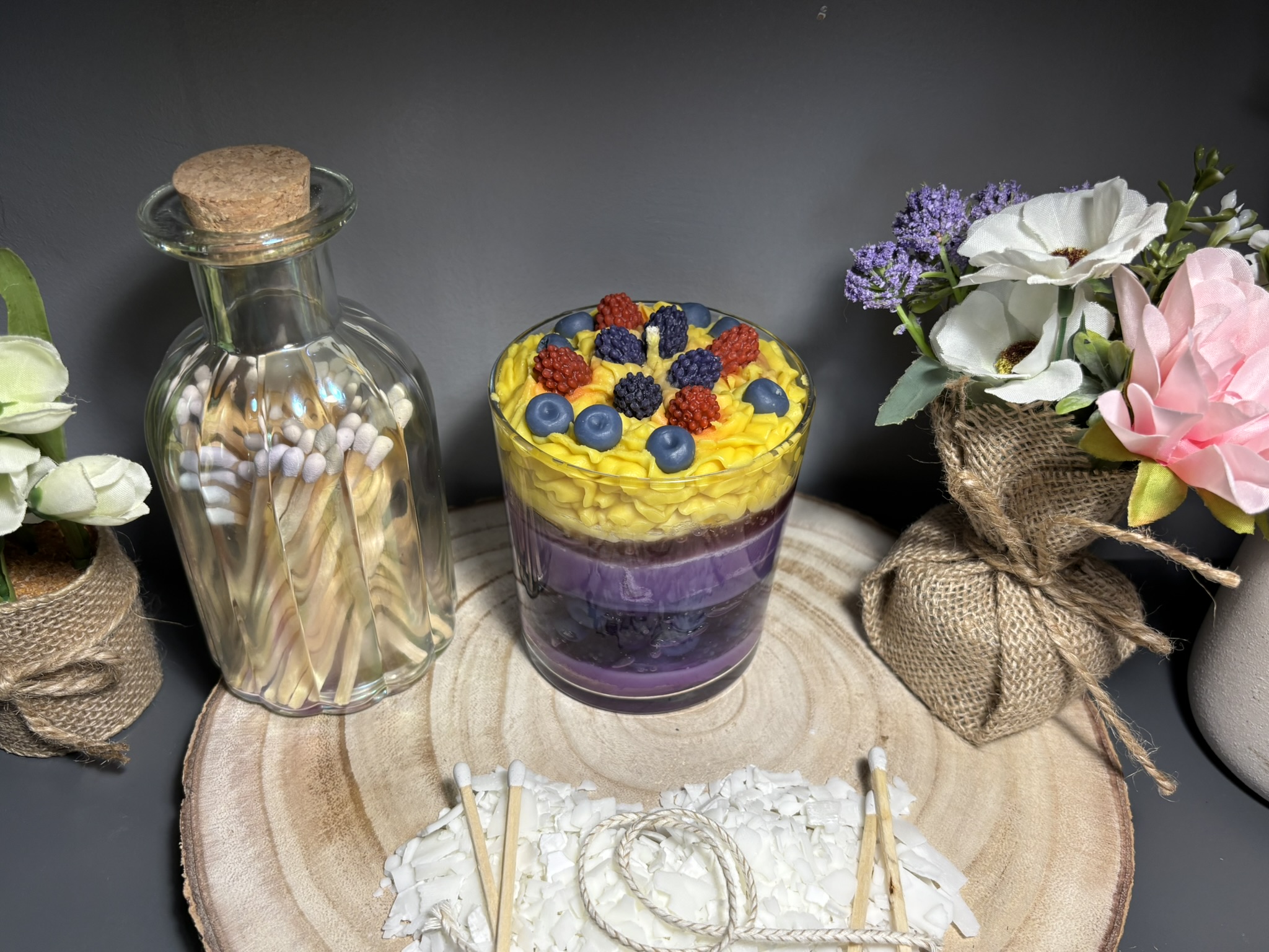 🫐 Heavenly Berries Cupcake – Blueberry & Raspberry Dessert Candle - Image 9