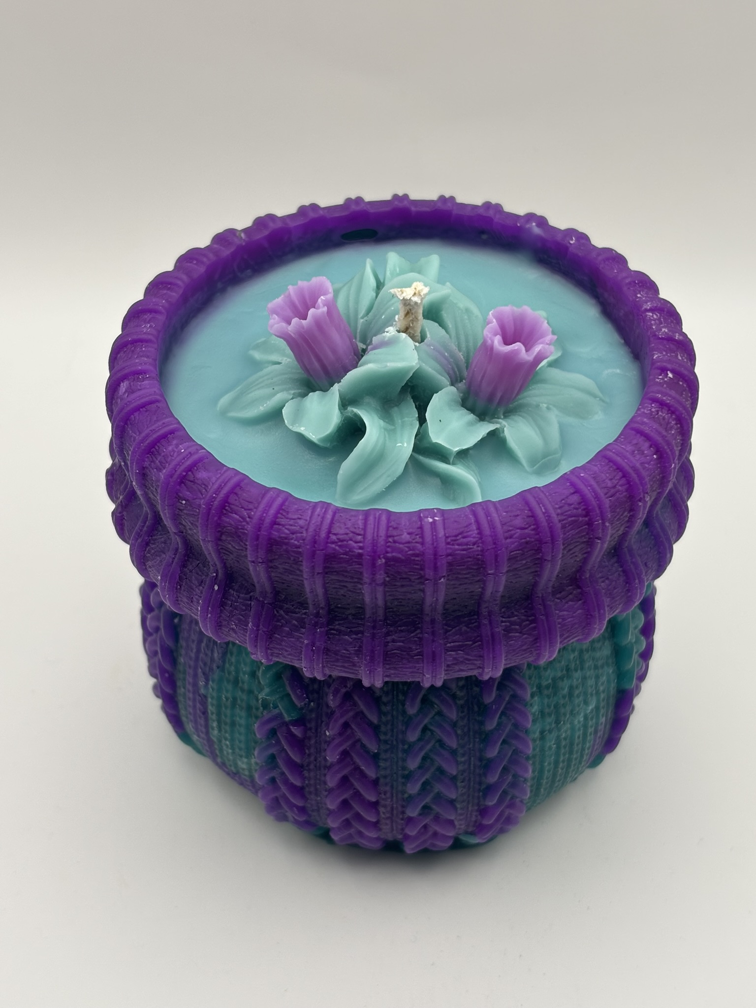 🌾 Linen Fresh Woven Cuff Pillar Candle – Narcissus Flower – 250g - Image 3