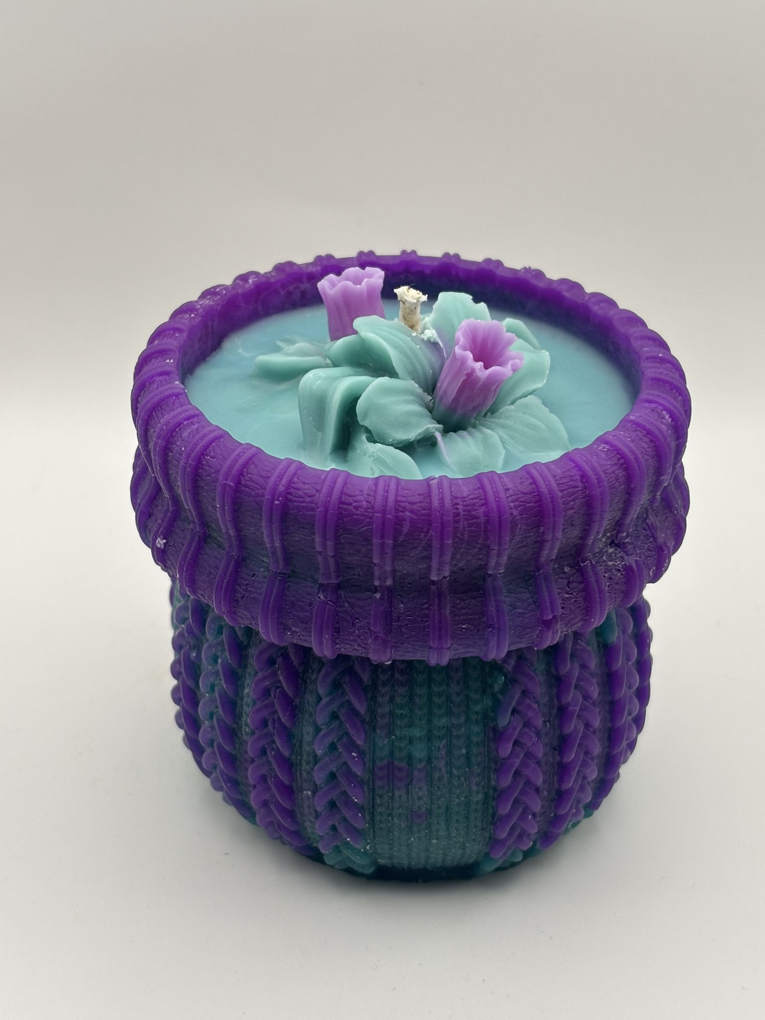 🌾 Linen Fresh Woven Cuff Pillar Candle – Narcissus Flower – 250g - Image 2