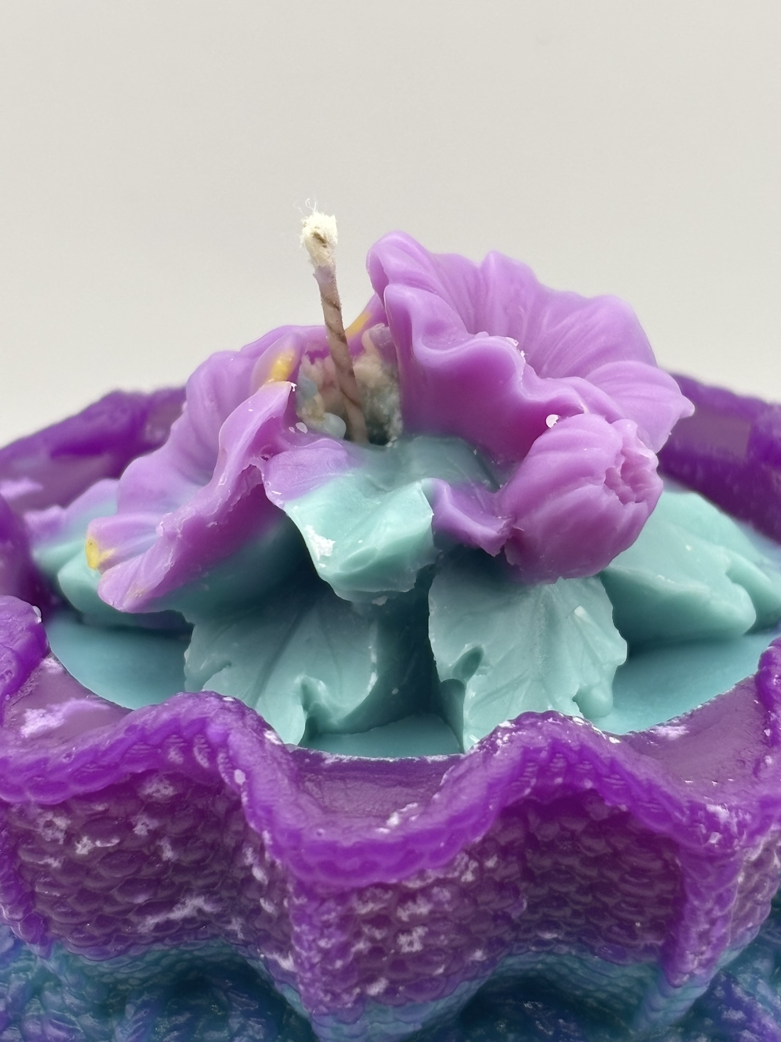 🌿 Teal & Purple Woven Bag‑Style Pillar Candle — Fresh Linen Scent - Image 7