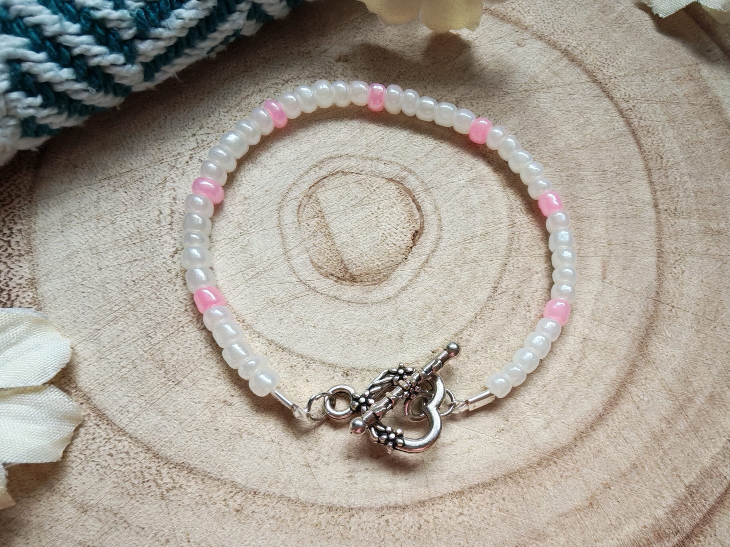White/pink beaded bracelet with heart t-bar - Image 2