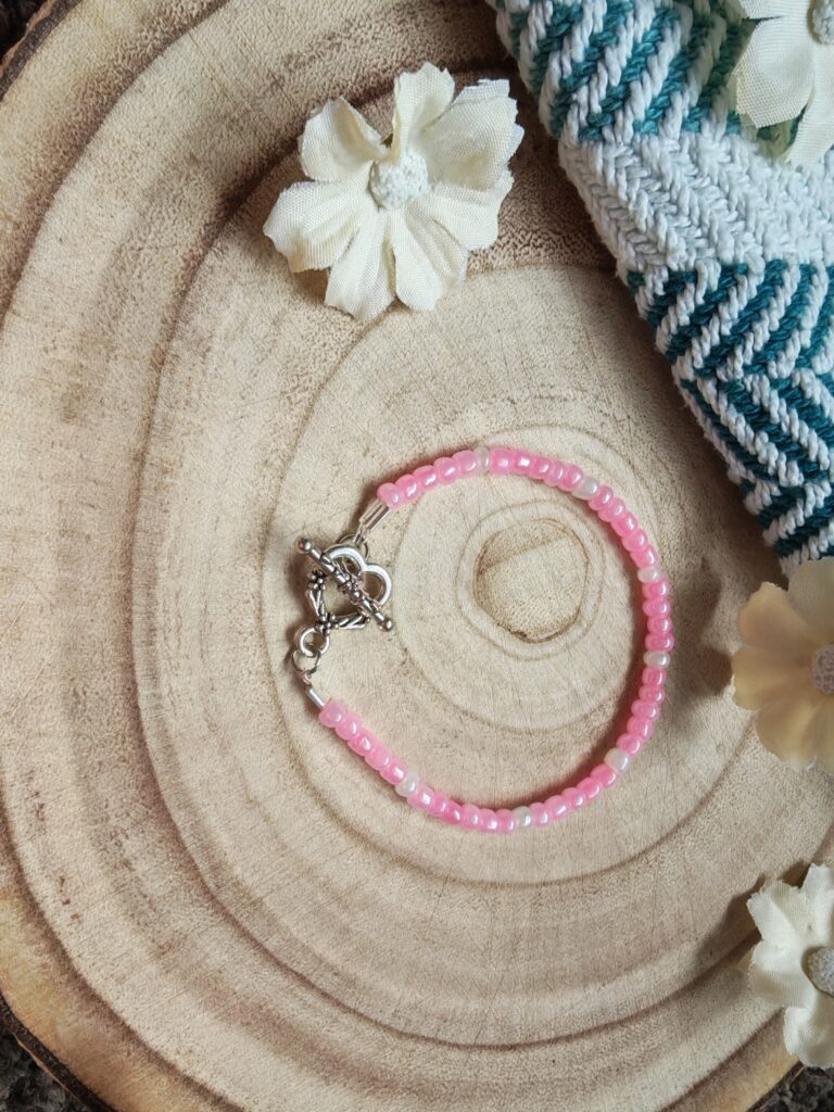 Pink/white beaded bracelet with heart t-bar