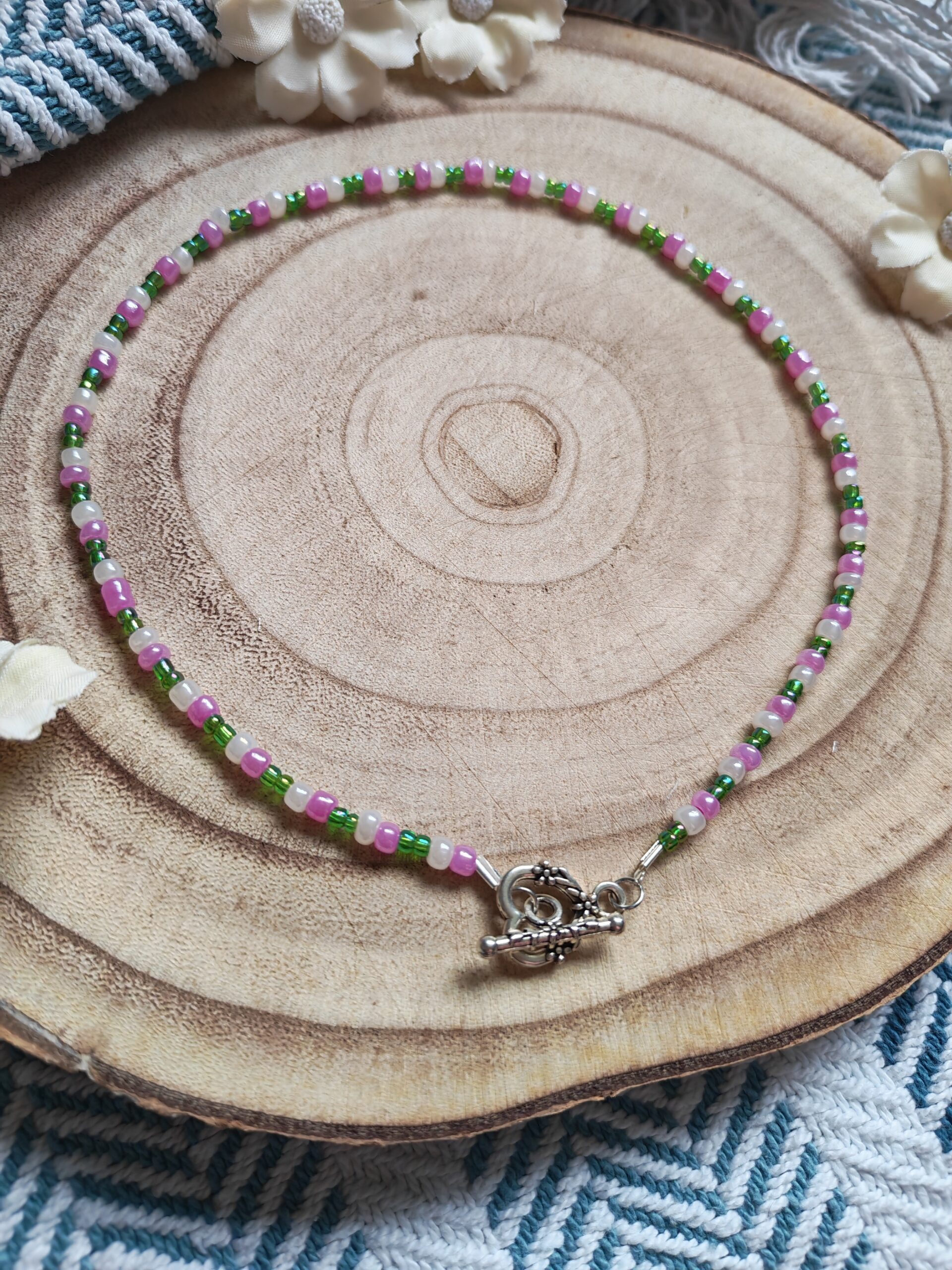 green/white beaded necklace with heart t-bar and loop - Image 2