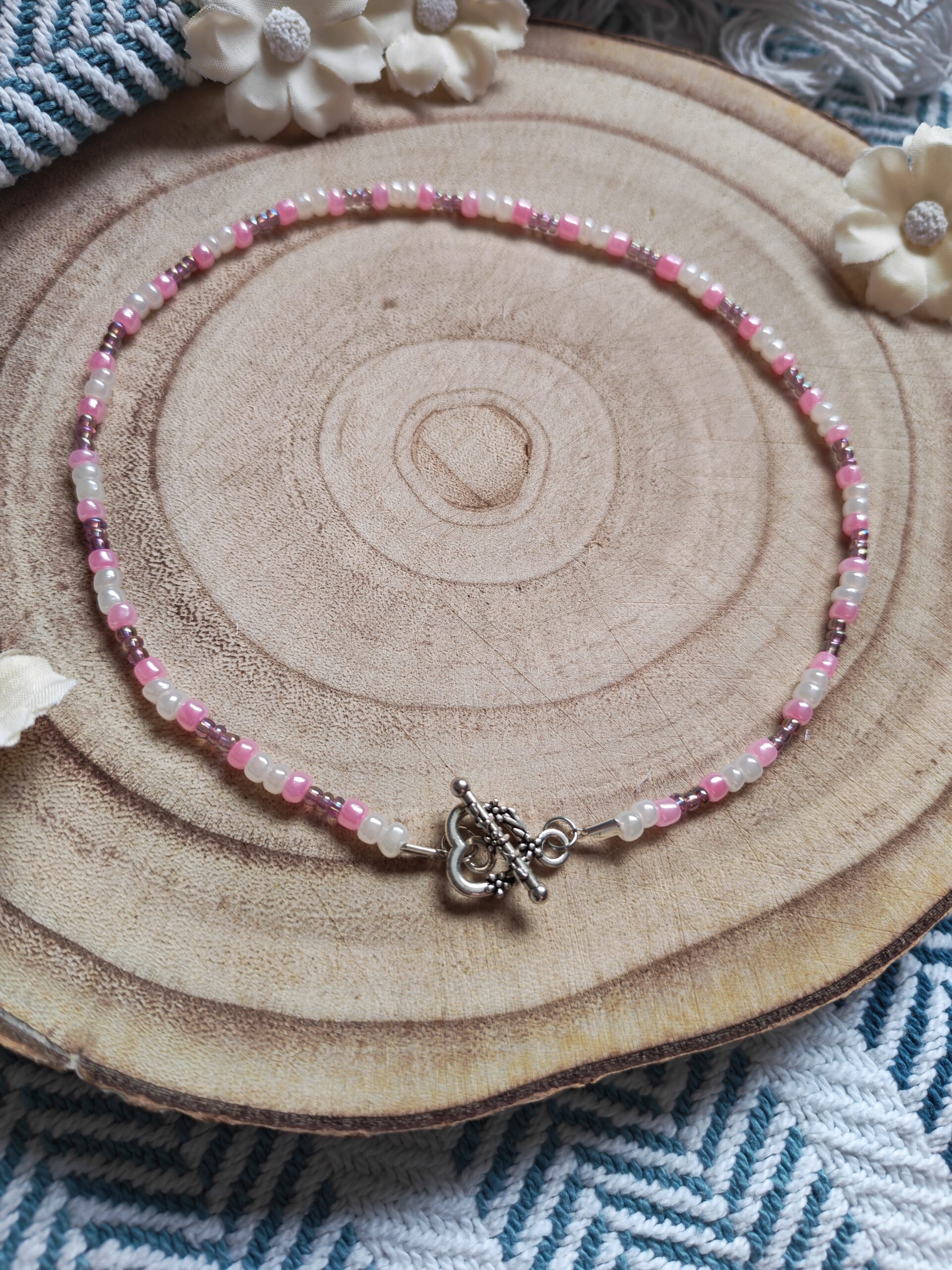 Pink/white Beaded heart t-bar and loop necklace - Image 2