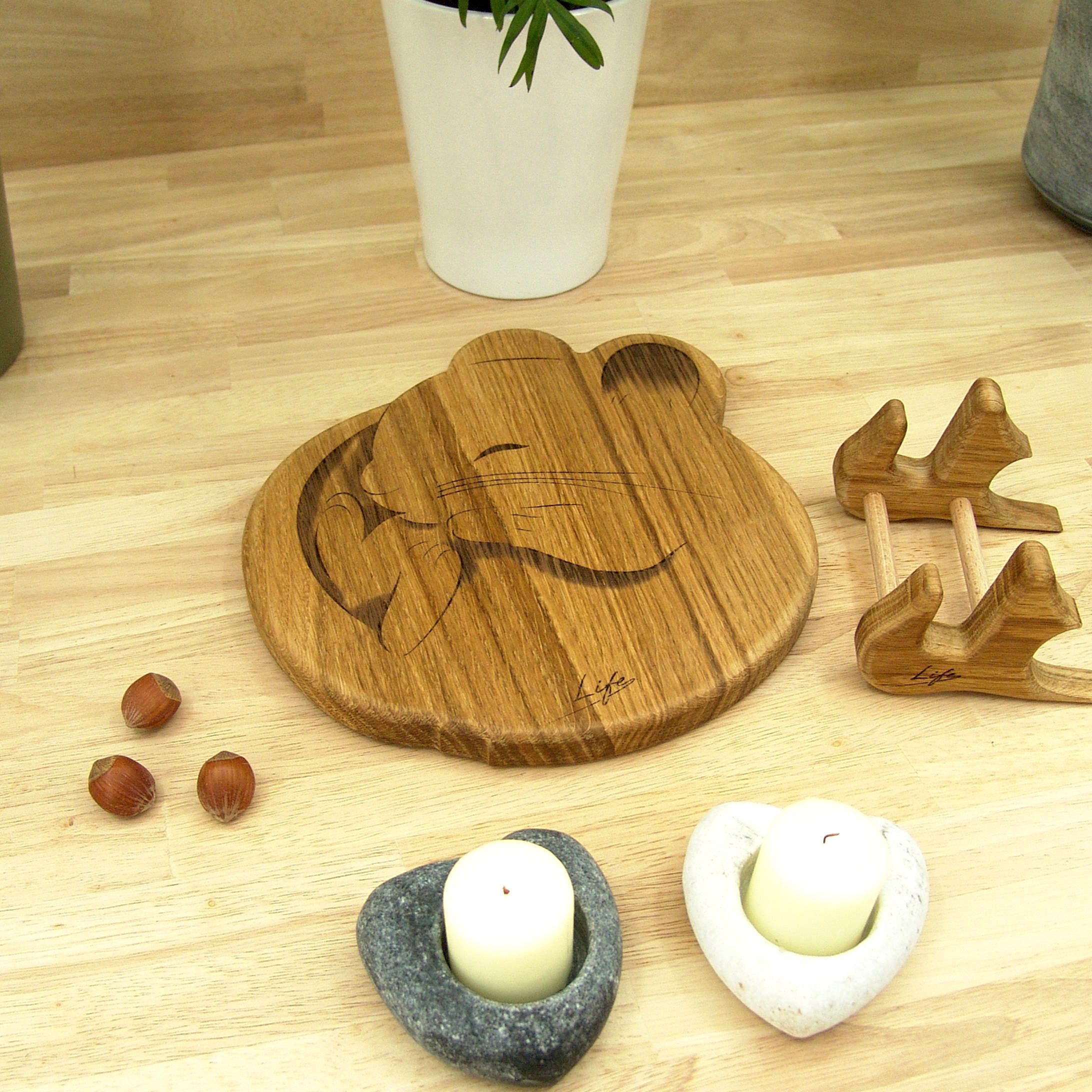 Mouse Chopping Board: Oak Sleepy Dormouse Cheese Board, UK Hand Made - Image 6