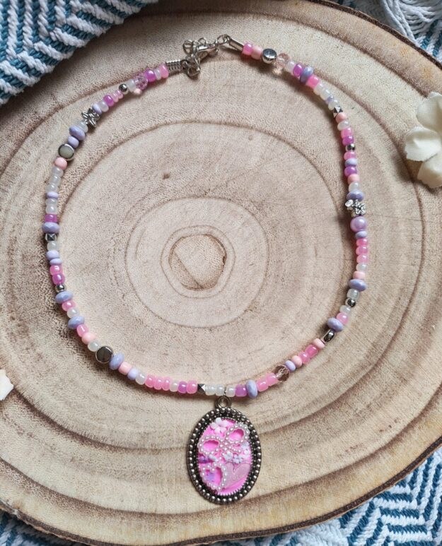 Girls beaded white bow pendant necklace - Image 2